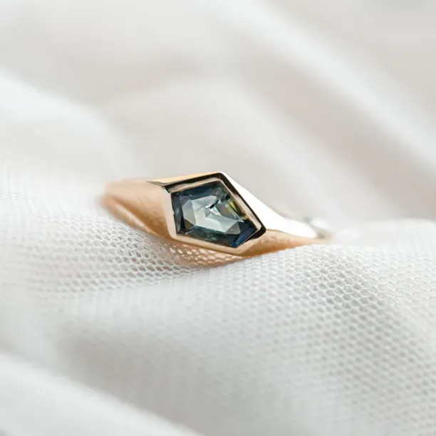 Original gold ring with an asymmetric teal sapphire TAYLOR Image