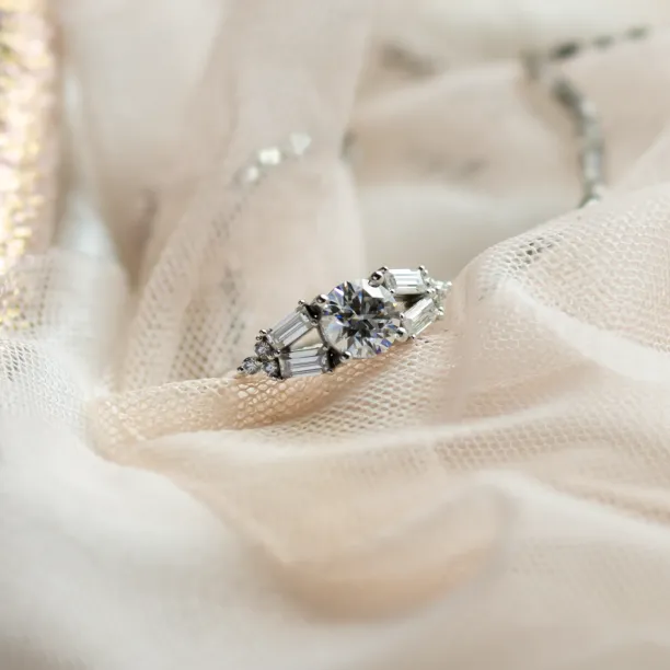 Luxury atypical ring with moissanites GINNY Image