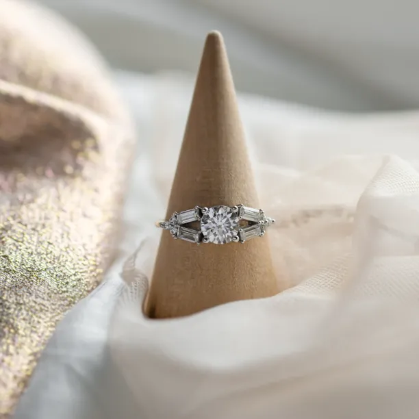 Luxury atypical ring with moissanites GINNY Image