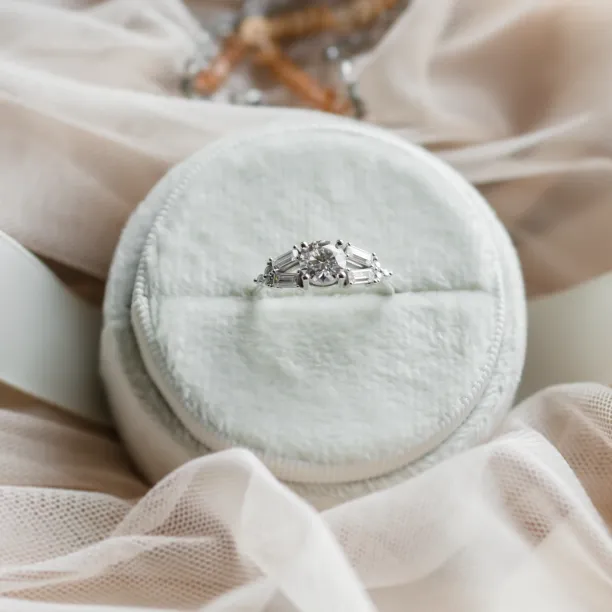 Luxury atypical ring with moissanites GINNY Image