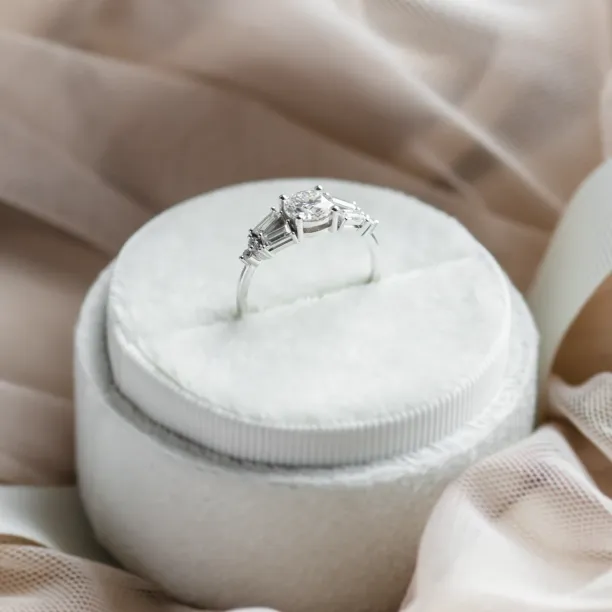Luxury atypical ring with moissanites GINNY Image