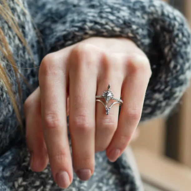 Curved gold ring with salt and pepper diamond LEILA Image