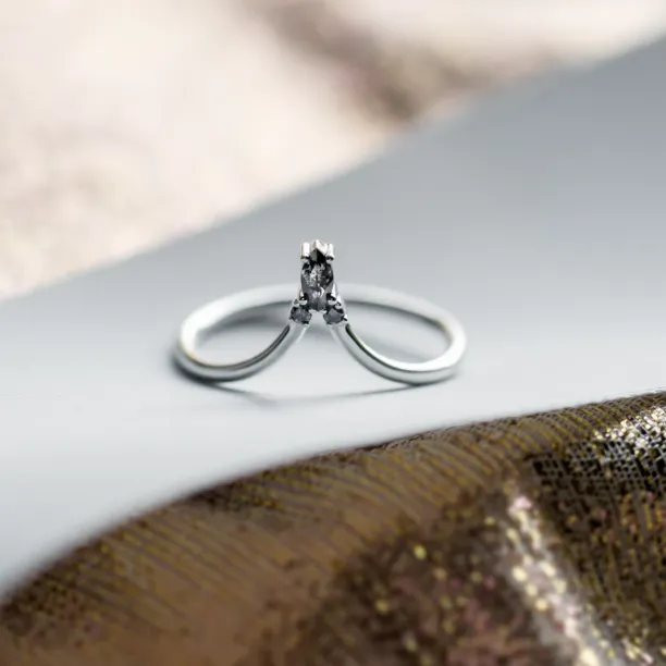 Curved gold ring with salt and pepper diamond LEILA Image