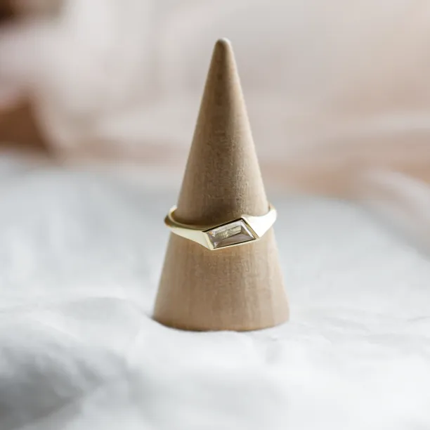 Gold atypical ring with asymmetric pink sapphire EDITH Image