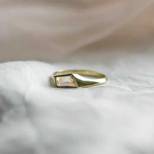 Gold atypical ring with asymmetric pink sapphire EDITH Image