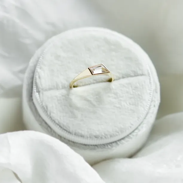 Gold atypical ring with asymmetric pink sapphire EDITH Image