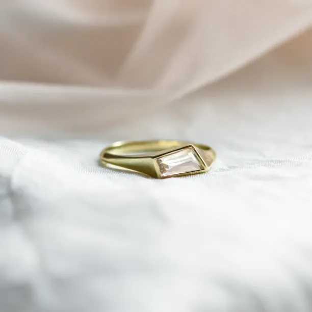 Gold atypical ring with asymmetric pink sapphire EDITH Image