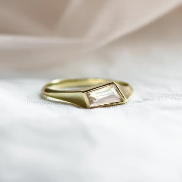 Gold atypical ring with asymmetric pink sapphire EDITH Image