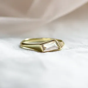 Gold atypical ring with asymmetric pink sapphire EDITH