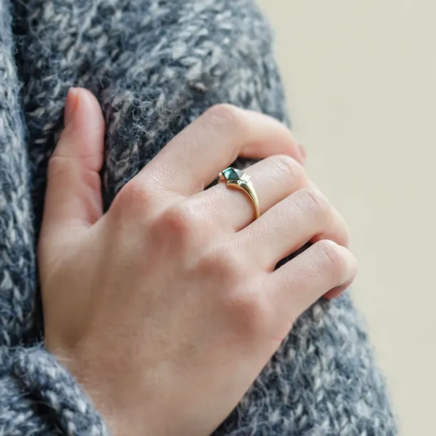 Original ring with asymmetric sapphire and baguette moissanites AGATHA Image