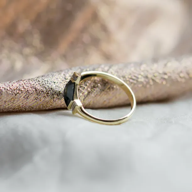 Original ring with asymmetric sapphire and baguette moissanites AGATHA Image