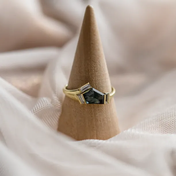 Original ring with asymmetric sapphire and baguette moissanites AGATHA Image