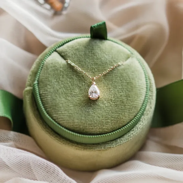 Gold necklace with pear moissanite NAOMI Image
