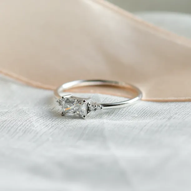 Original engagement ring with moissanite GLOW Image