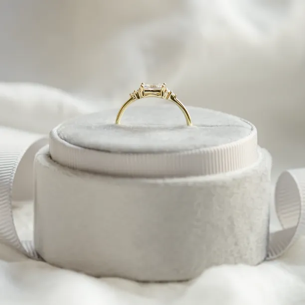 Original engagement ring with moissanite GLOW Image