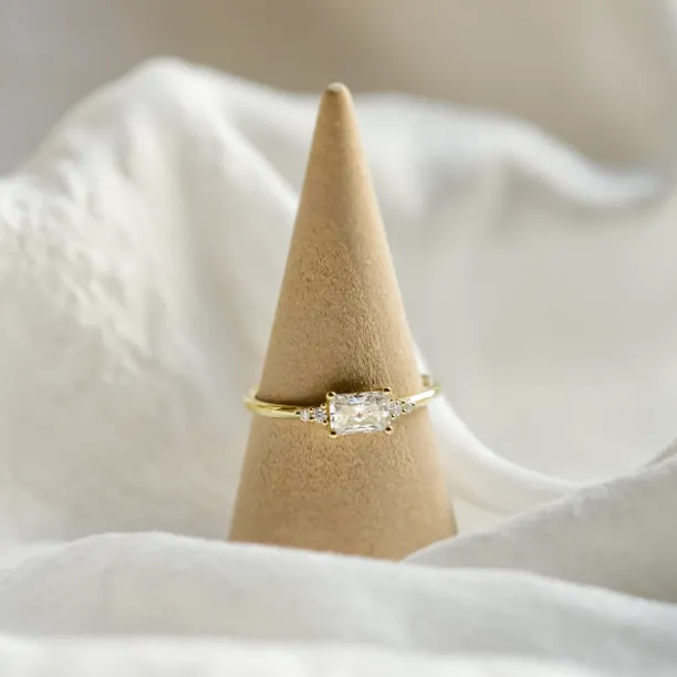 Original engagement ring with moissanite GLOW Image