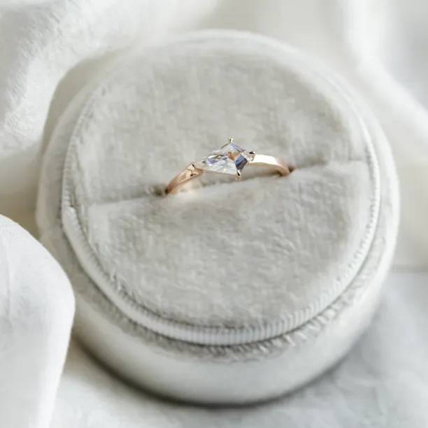 Gold ring with kite moissanite CAMERON Image