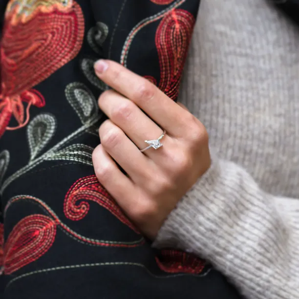 Atypical gold ring with kite moissanite JODIE Image