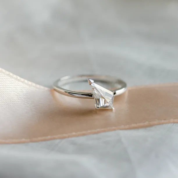Atypical gold ring with kite moissanite JODIE Image