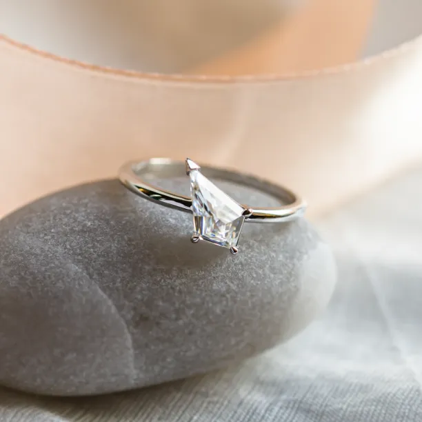 Atypical gold ring with kite moissanite JODIE Image