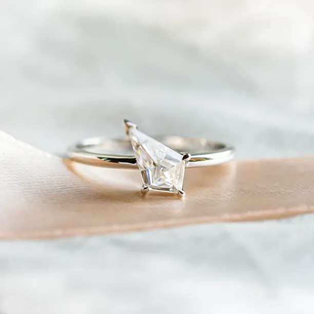 Atypical gold ring with kite moissanite JODIE Image