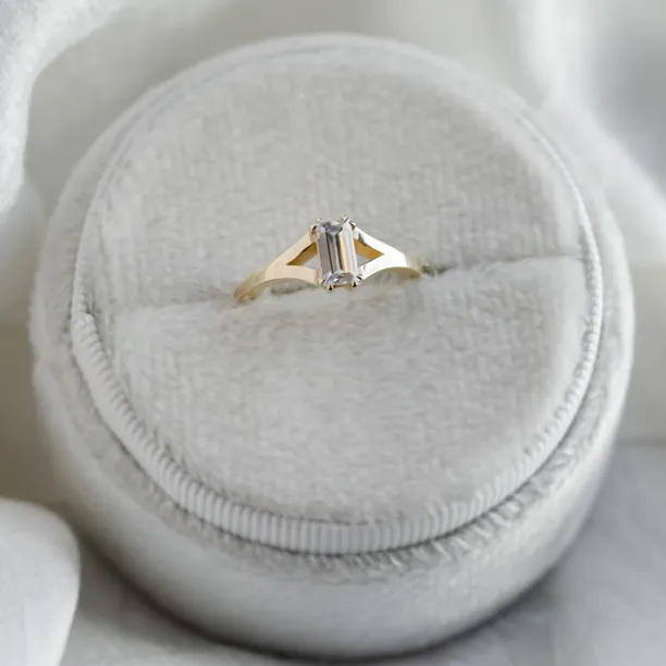 Atypical gold ring with baguette moisanite KEIRA Image