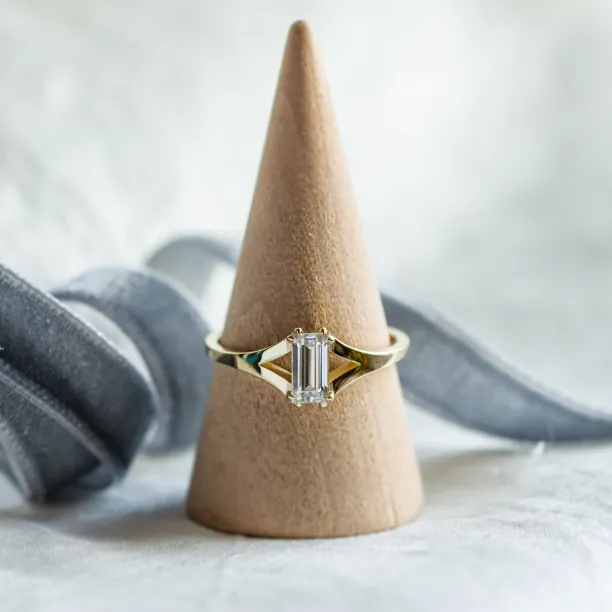 Atypical gold ring with baguette moisanite KEIRA Image