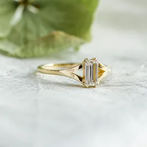 Atypical gold ring with baguette moisanite KEIRA Thumbnail