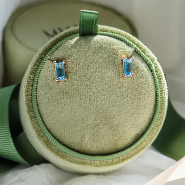 Gold earrings with Swiss blue topaz THUN Image