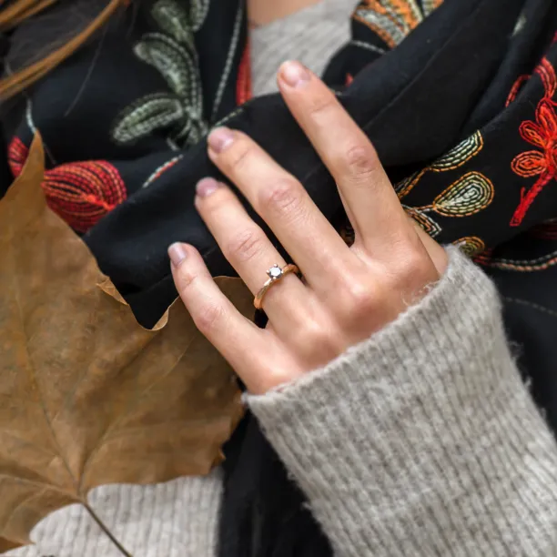 Twig-shaped ring with salt and pepper diamond DREAM Image