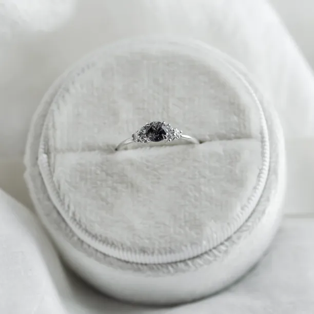 Gold ring with rutilated quartz and diamonds HESTIÁ Image