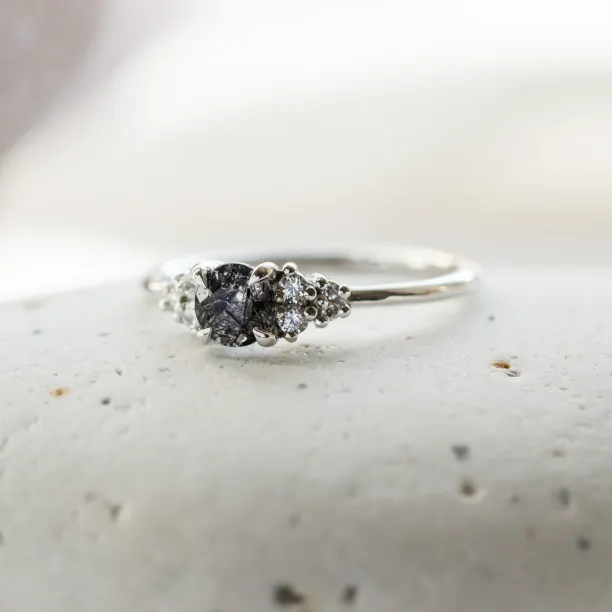 Gold ring with rutilated quartz and diamonds HESTIÁ Image