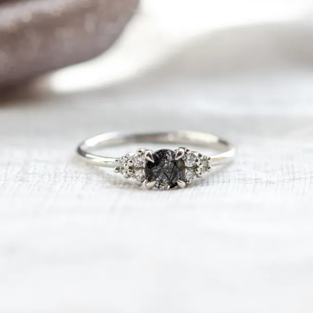 Gold ring with rutilated quartz and diamonds HESTIÁ Image