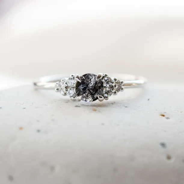 Gold ring with rutilated quartz and diamonds HESTIÁ Image