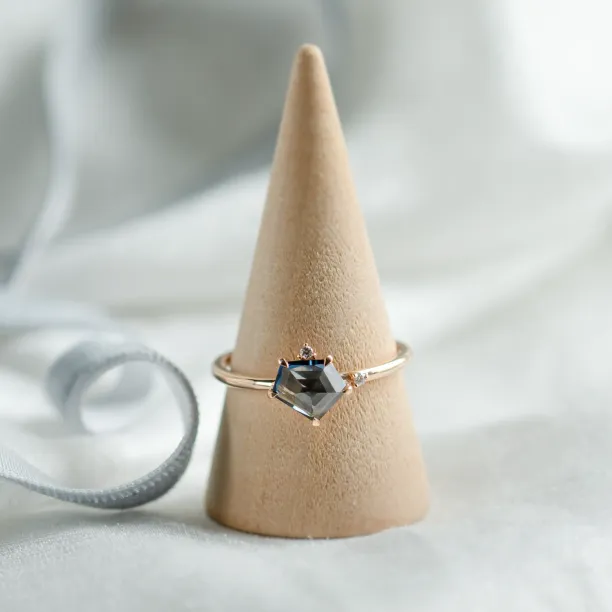 Gold ring with asymmetric sapphire SIGNIFICA Image