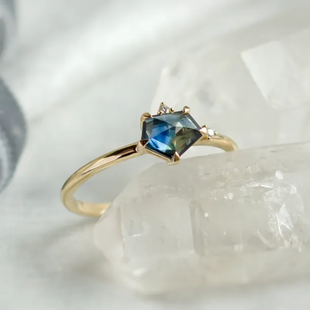 Gold ring with asymmetric sapphire SIGNIFICA Image