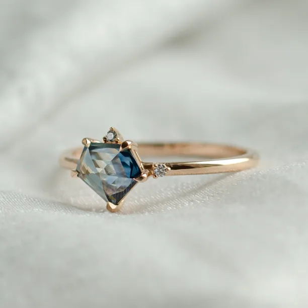 Gold ring with asymmetric sapphire SIGNIFICA Image