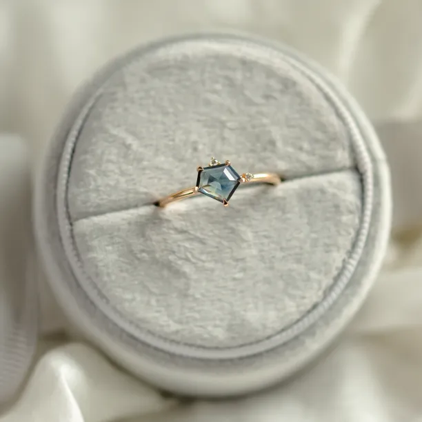 Gold ring with asymmetric sapphire SIGNIFICA Image