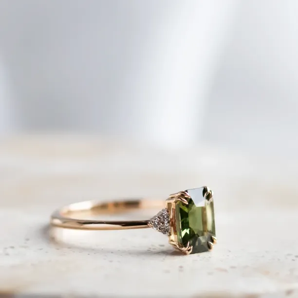 Gold ring with emerald sapphire and diamonds REZI Image