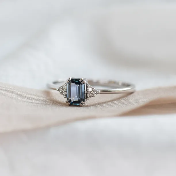 Gold ring with emerald sapphire and diamonds REZI Image