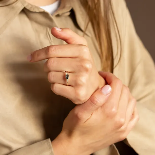 Modern ring with emerald sapphire and diamonds EUDE Image