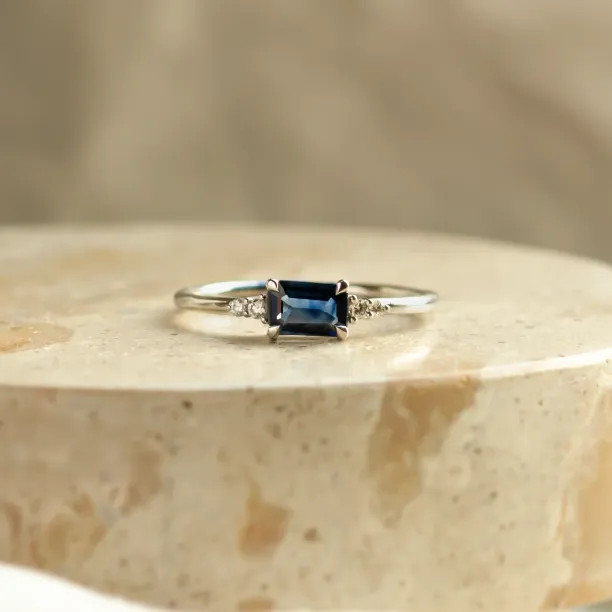 Modern ring with emerald sapphire and diamonds EUDE Image