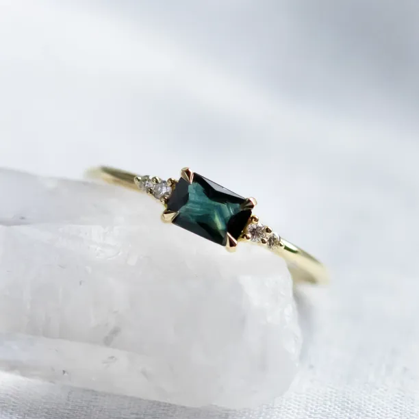Modern ring with emerald sapphire and diamonds EUDE Image