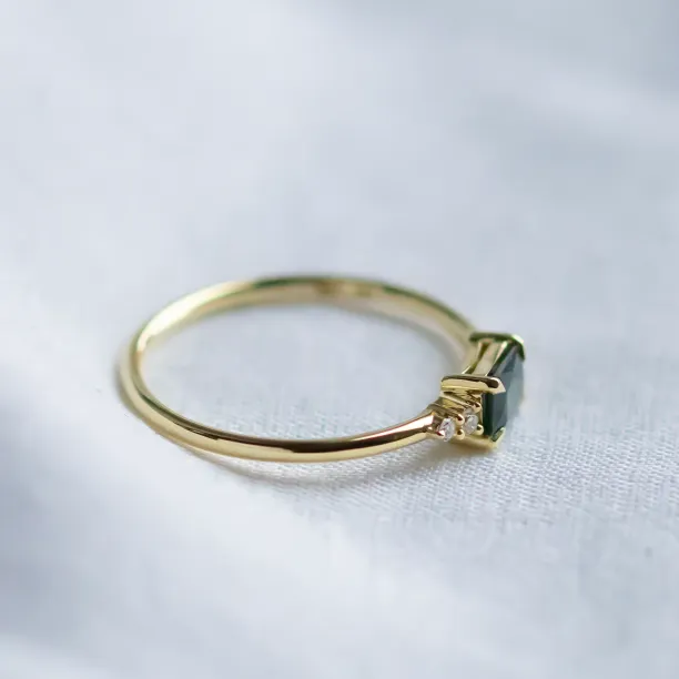 Modern ring with emerald sapphire and diamonds EUDE Image