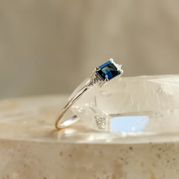 Modern ring with emerald sapphire and diamonds EUDE Image