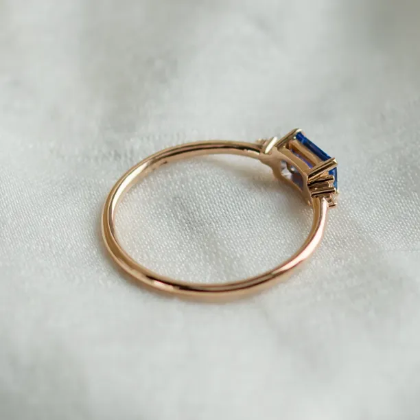 Modern ring with emerald sapphire and diamonds EUDE Image