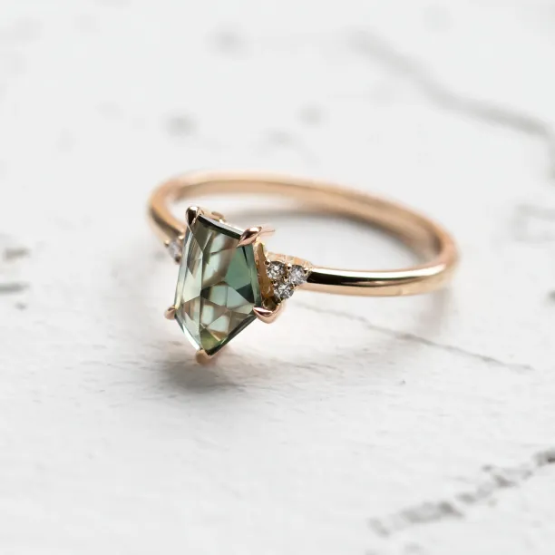 Gold ring with teal sapphire VIVA Image