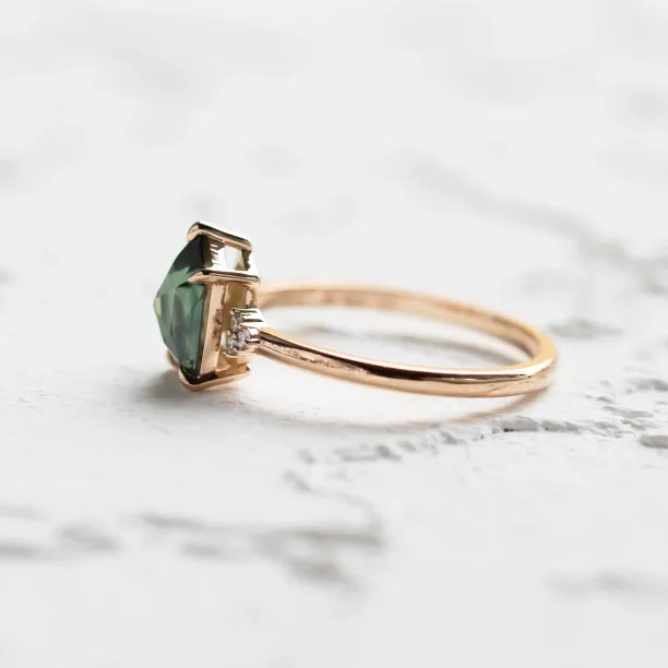 Gold ring with teal sapphire VIVA Image