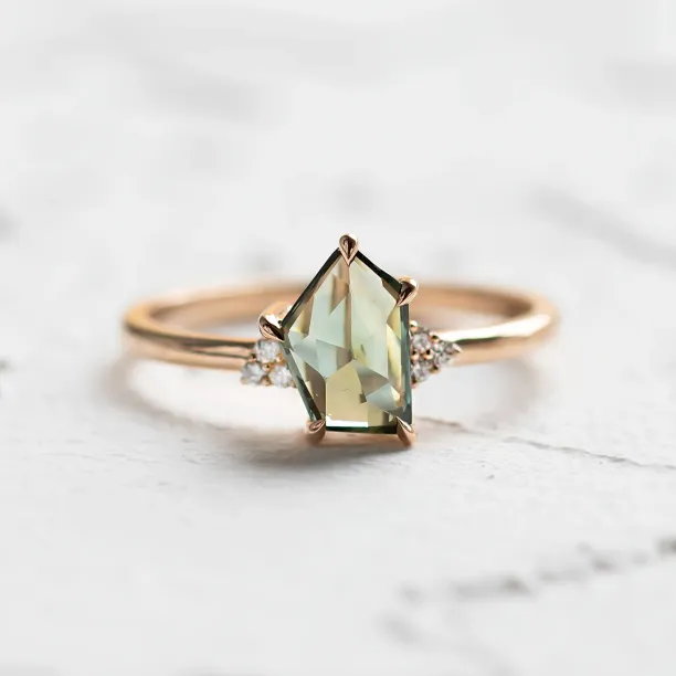 Gold ring with teal sapphire VIVA Image