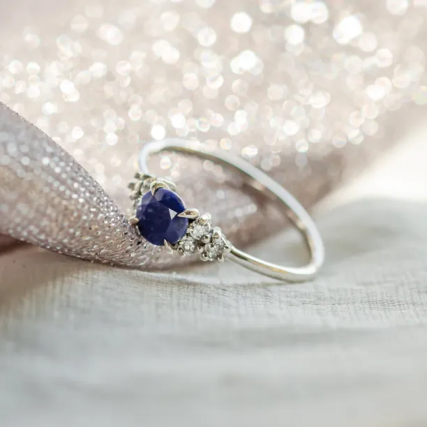 Gold ring with central lapis lazuli and diamonds ROYAL Image